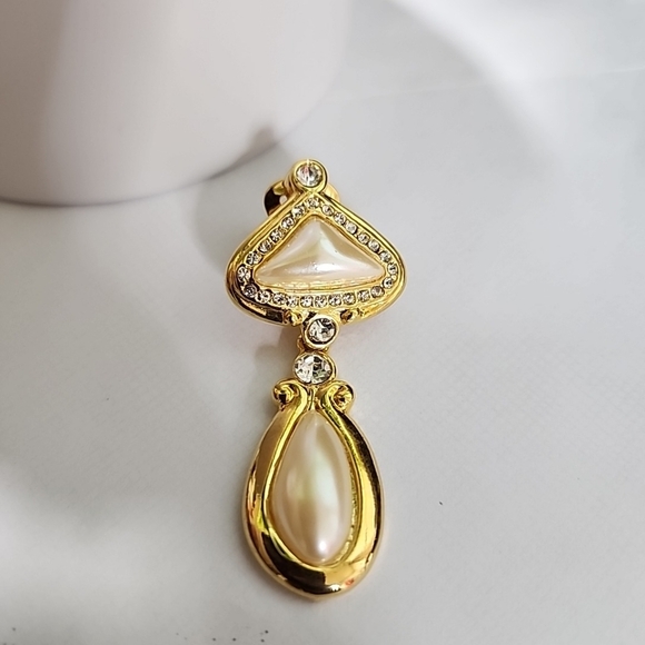 Ivana Trump Pearl earrings.  Clip ons - Picture 4 of 5